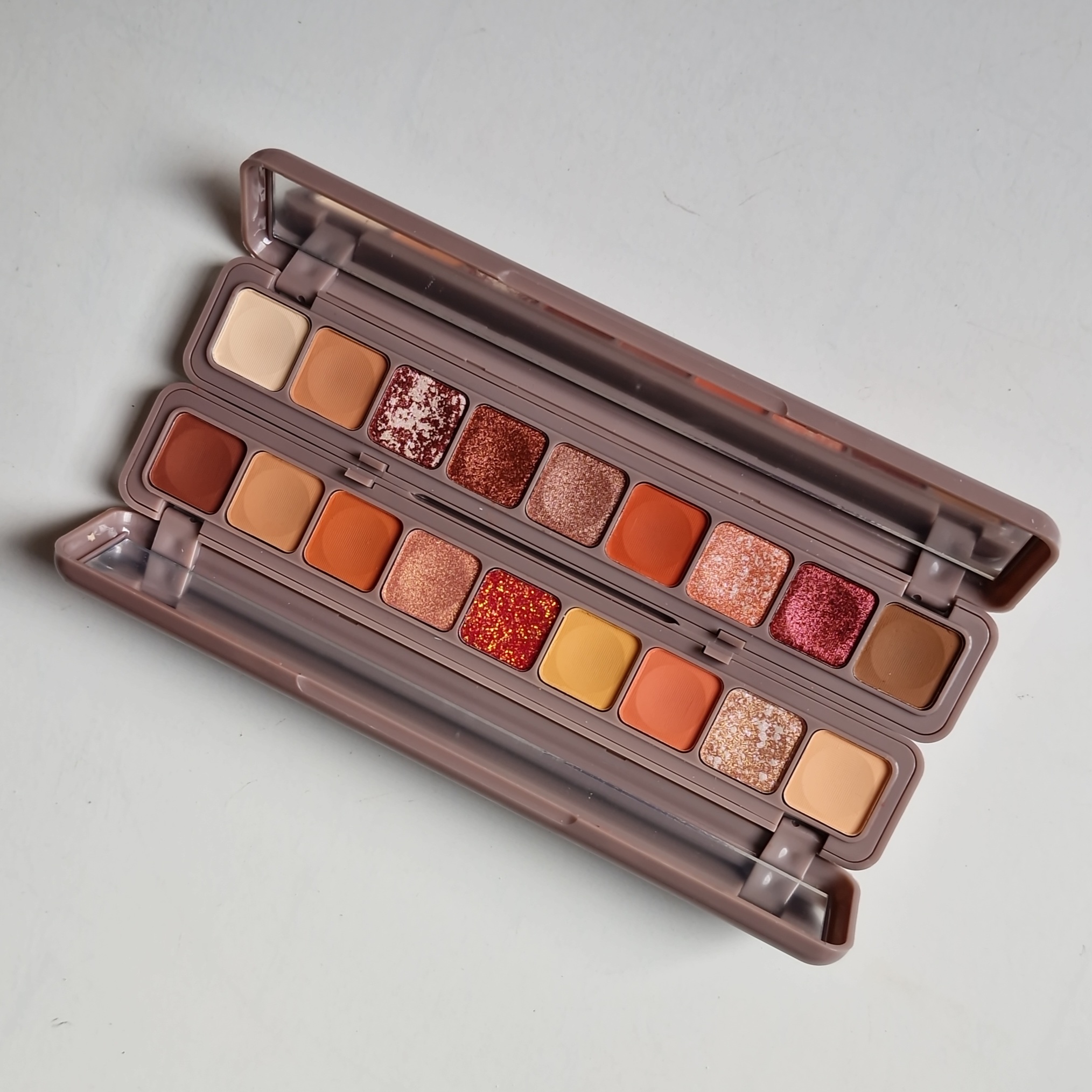 سایه انگشتی Huda Mooji